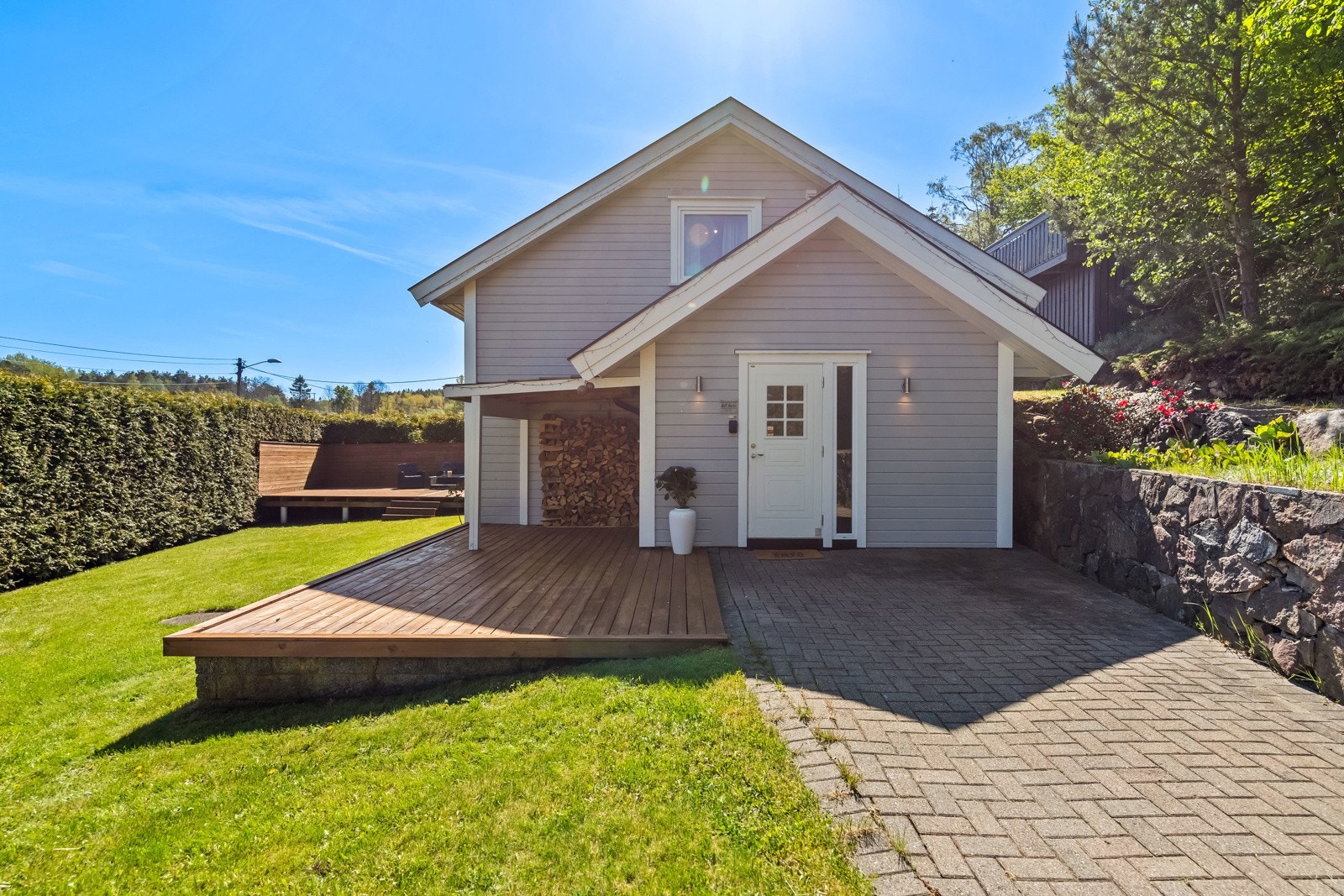 Kirkeveien 295 ligger i en blindveiet i et veletablert boligområde på Skjerve i Færder kommune. Galleribilde