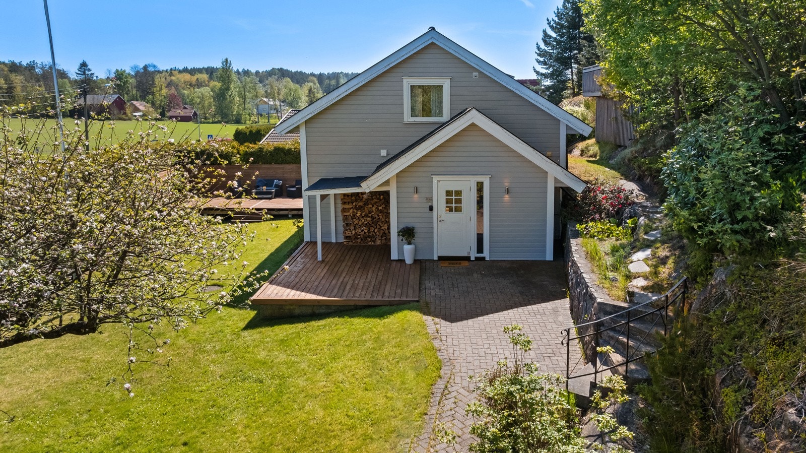 Boligen ligger i landlige omgivelser på Skjerve med kort avstand til flotte tur- og friområder. Galleribilde