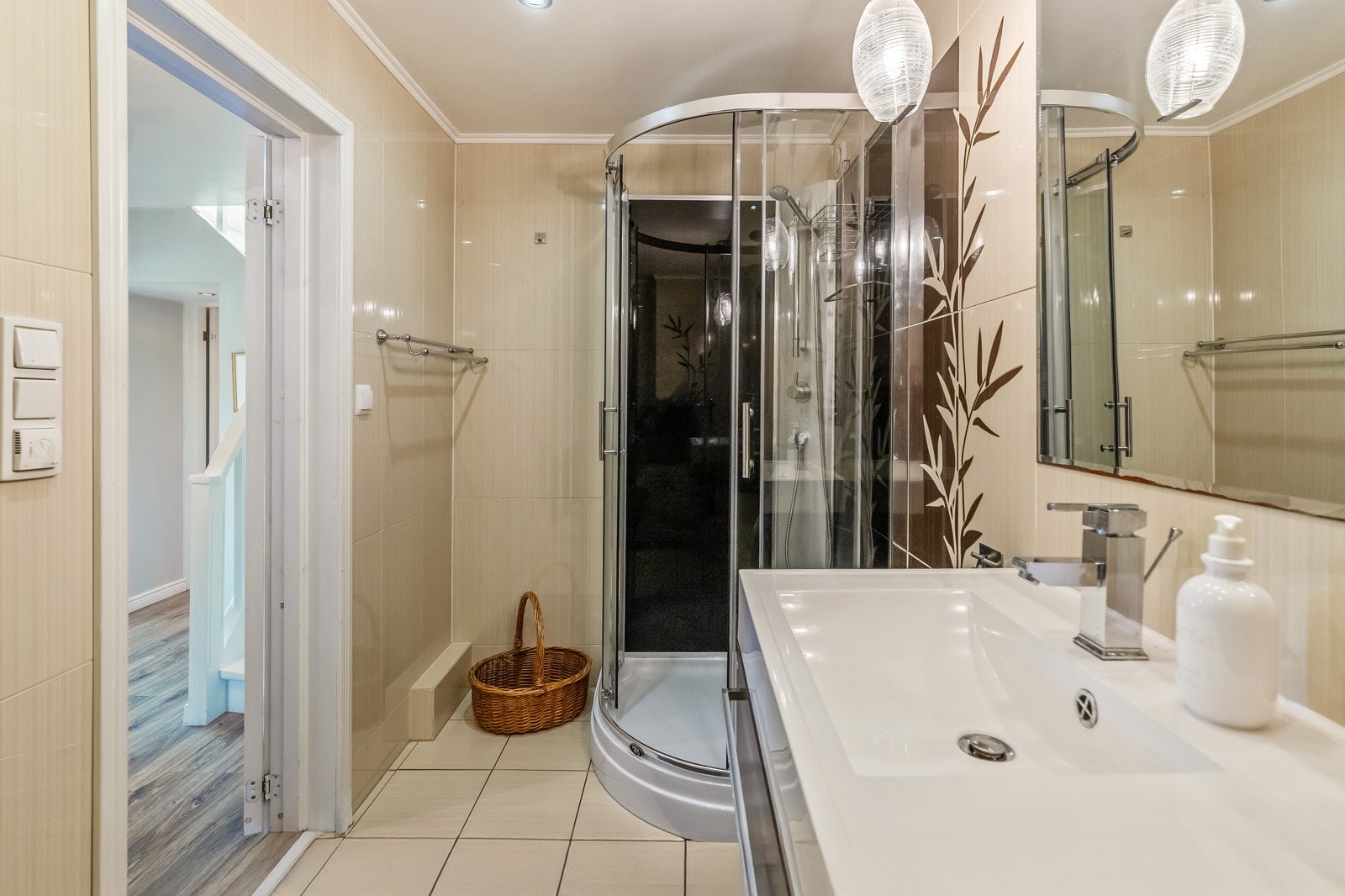 I denne etasjen har du et bad med fliser på gulv med varmekabler, flislagte vegger og malte slette plater i innvendig tak. Innredet med servantinnredning, skap, dusjkabinett og wc. Galleribilde