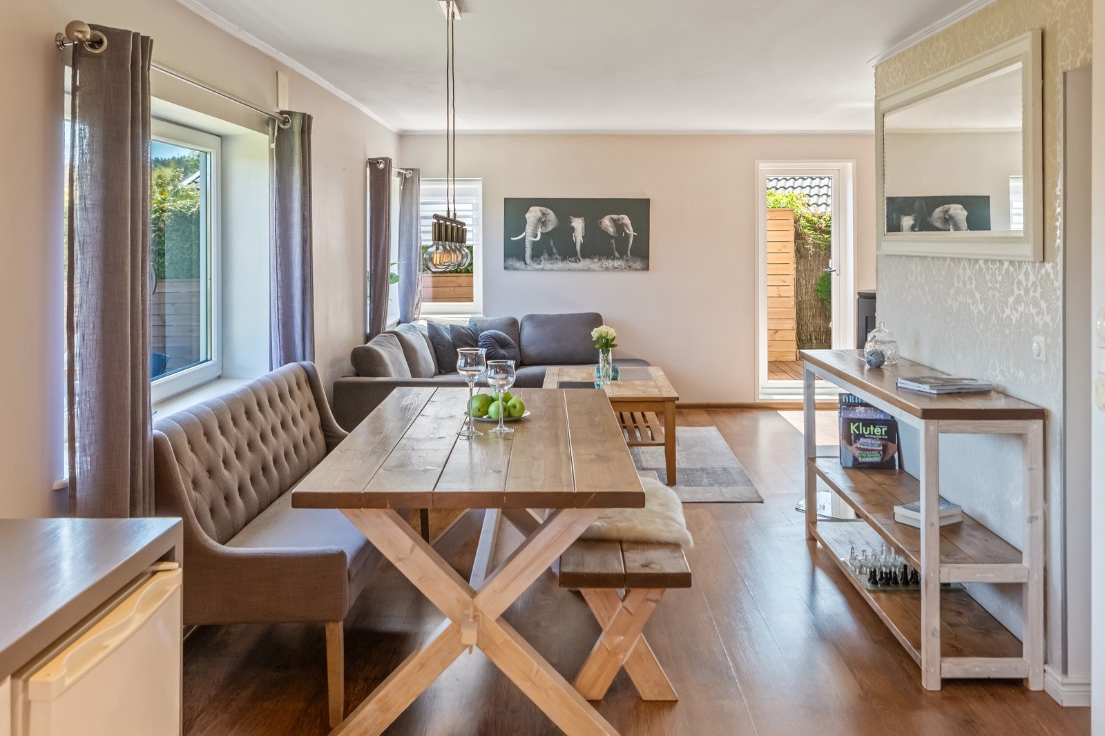 Stuen er stor og fin med en sosial dynamikk med god plass til spisestue og sofaløsning med tilhørende møblement. Galleribilde