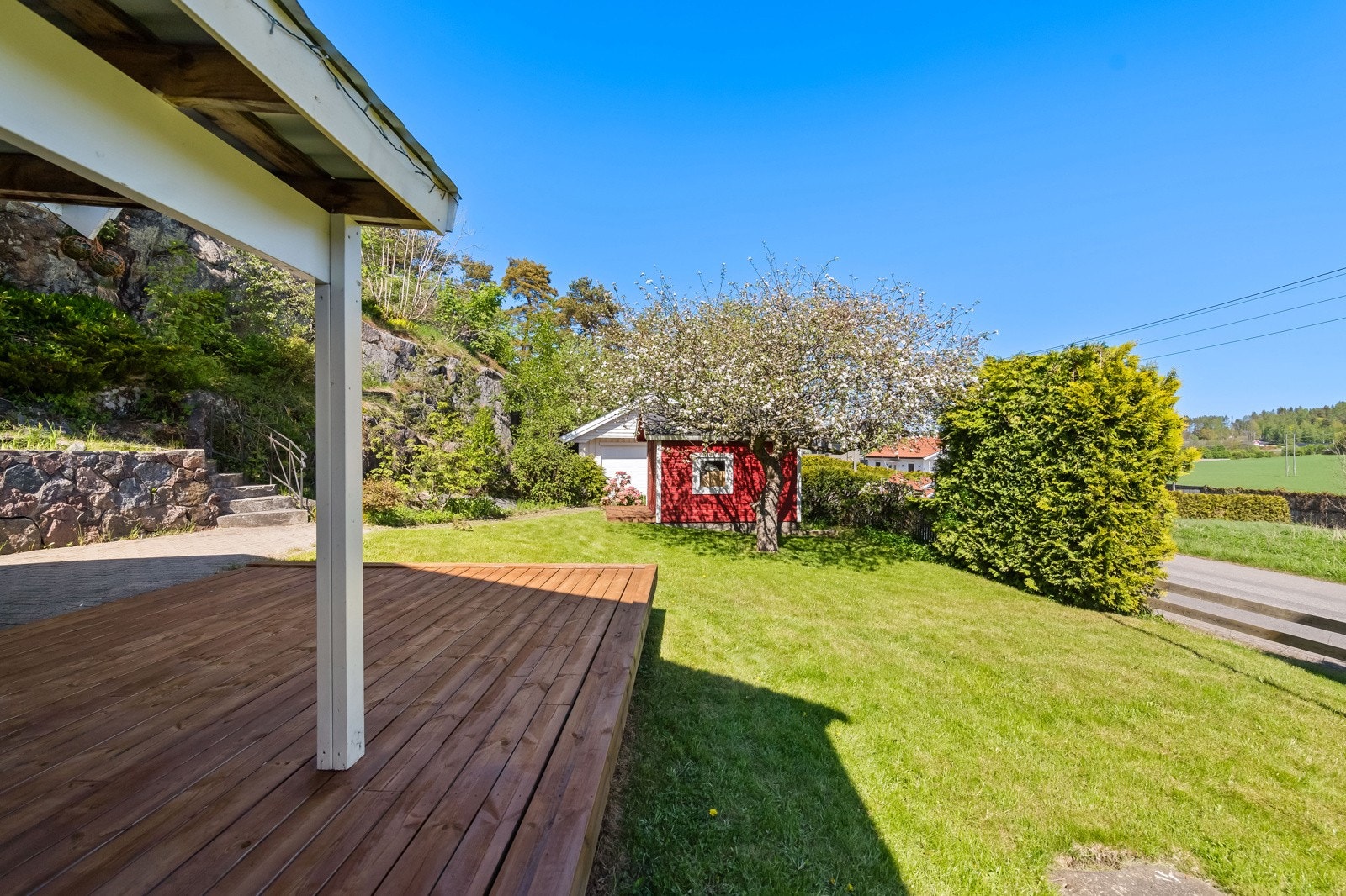 Gang- og sykkelvei fører deg hele veien til Borgheim sentrum, golfbane, ungdomsskole og videregående skole, dagligvarebutikker og kommunesenter. Galleribilde