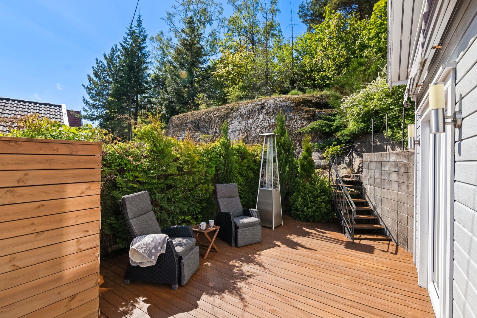 Her har du er stor og solfylt terrasse. Galleribilde