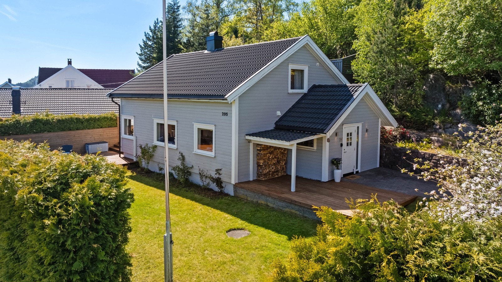 Her i Kirkeveien 295 bor du i en blindvei i rolige og barnevennlige omgivelser. Solrik og usjenert hage med gressplen, øvrig beplantning og stor terrasse foran og bak huset. Balkong i andre etasje. Galleribilde