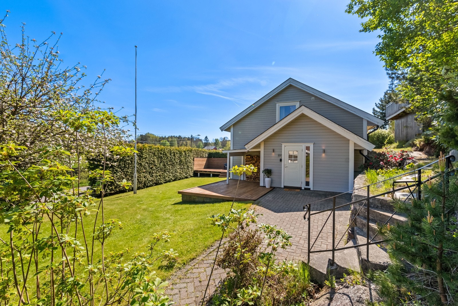 Det er også en sykkel- og gangvei til Kjøpmannskjær, hvor du finner dagligvarebutikk, en stor båthavn og bademuligheter. Galleribilde