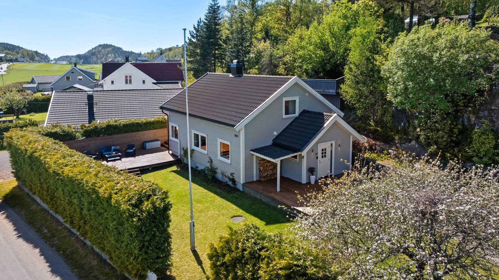 Området har nærhet til skoler, barnehager og offentlig kommunikasjon. Borgheim ligger ca. 3 km unna og det er ca. 8 km til Tønsberg med alle bymessige fasiliteter. Galleribilde