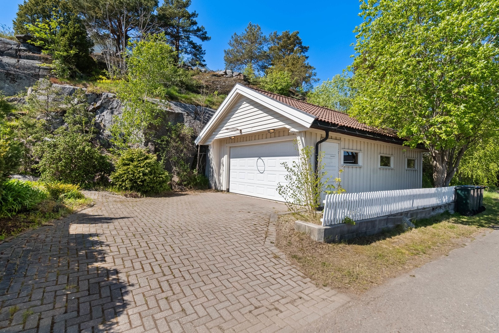 Det er parkeringsmuligheter på egen tomt samt i romslig garasje. Galleribilde