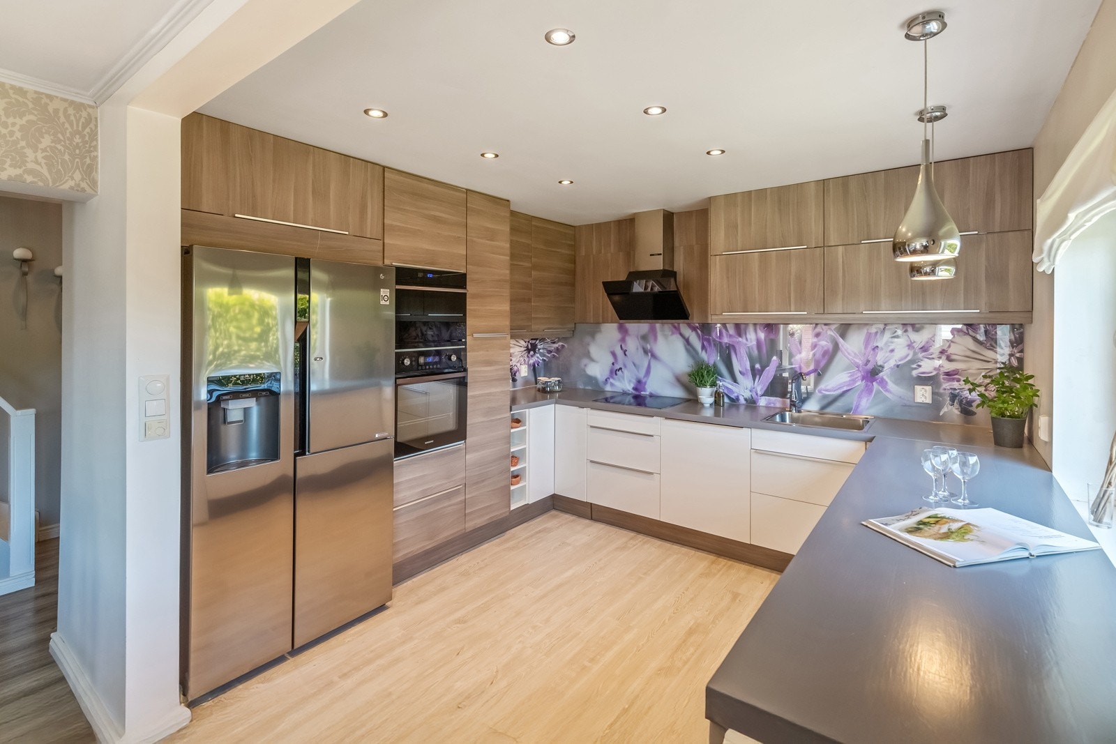 Kjøkkenet er i åpen løsning med stuen og inneholder kjøkkeninnredning med slette fronter. Galleribilde