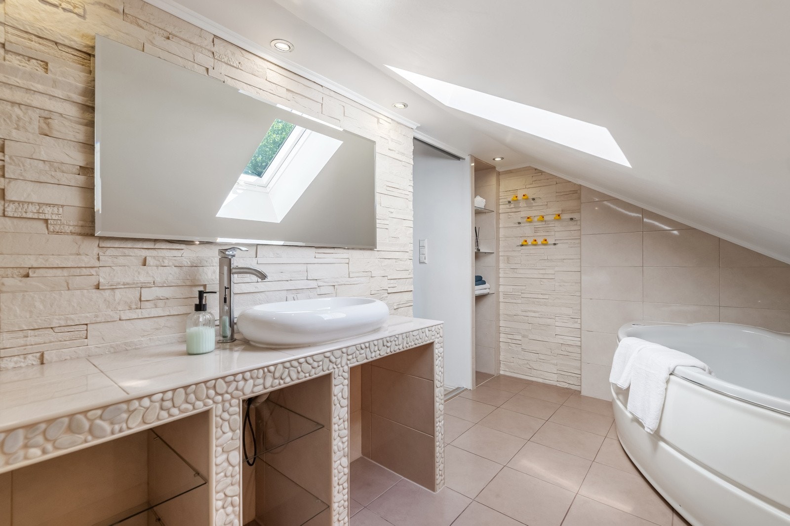 Badet her har fliser på gulv med varmekabler. Flislagte vegger og malte slette plater med downlights i innvendig tak. Galleribilde