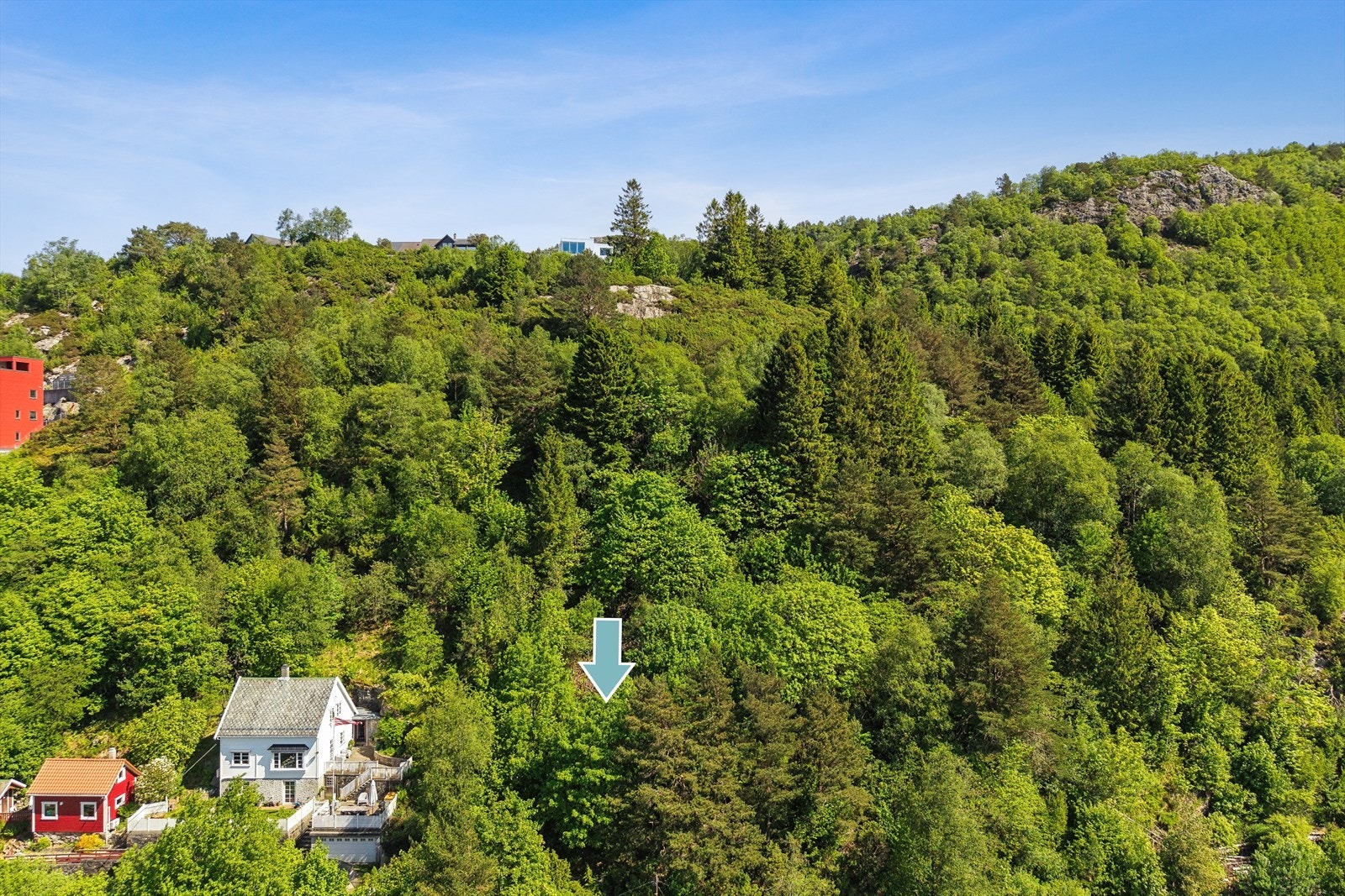 Solrik og usjenert tomt, i enden av blindvei. Galleribilde