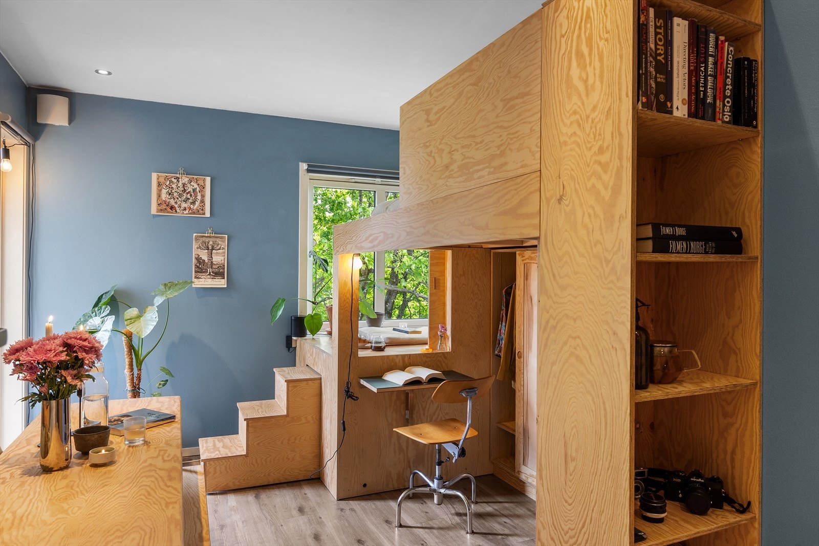 Gulvet er belagt med flott laminat, og overflatene er malt i delikate og moderne fargetoner. Galleribilde