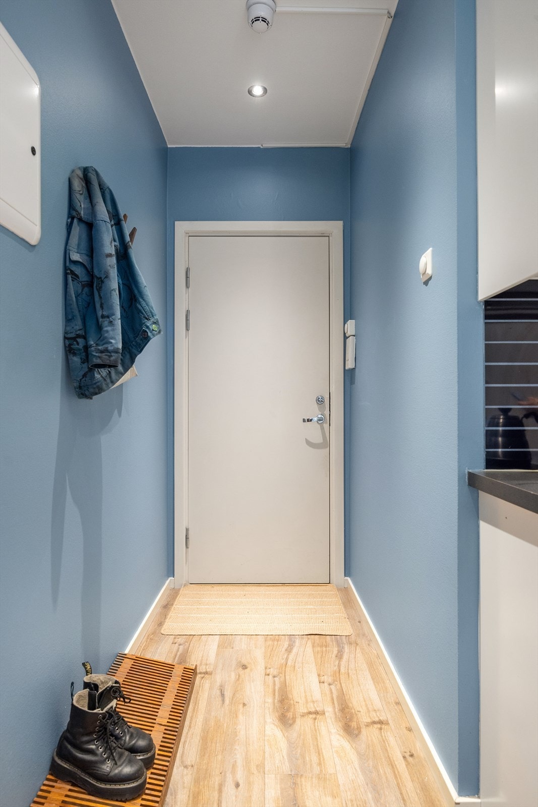Leiligheten har en innbydende entré med downlights i himlingen, noe som skaper et umiddelbart godt førsteinntrykk. Galleribilde