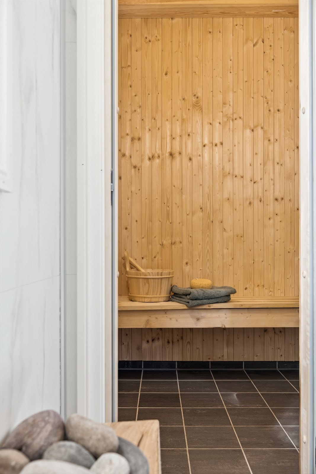 Fra bad er det dør inn til badstue med elektrisk badstuovn Galleribilde