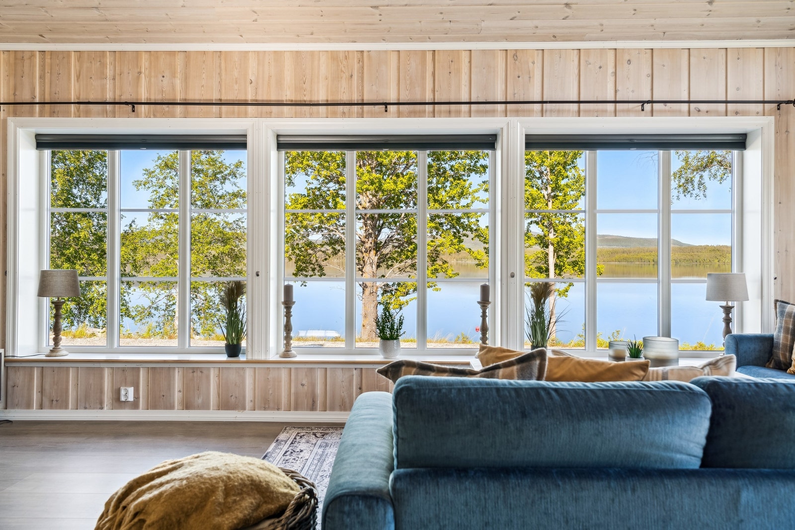 Sjøutsikten får du rett inn i stua Galleribilde