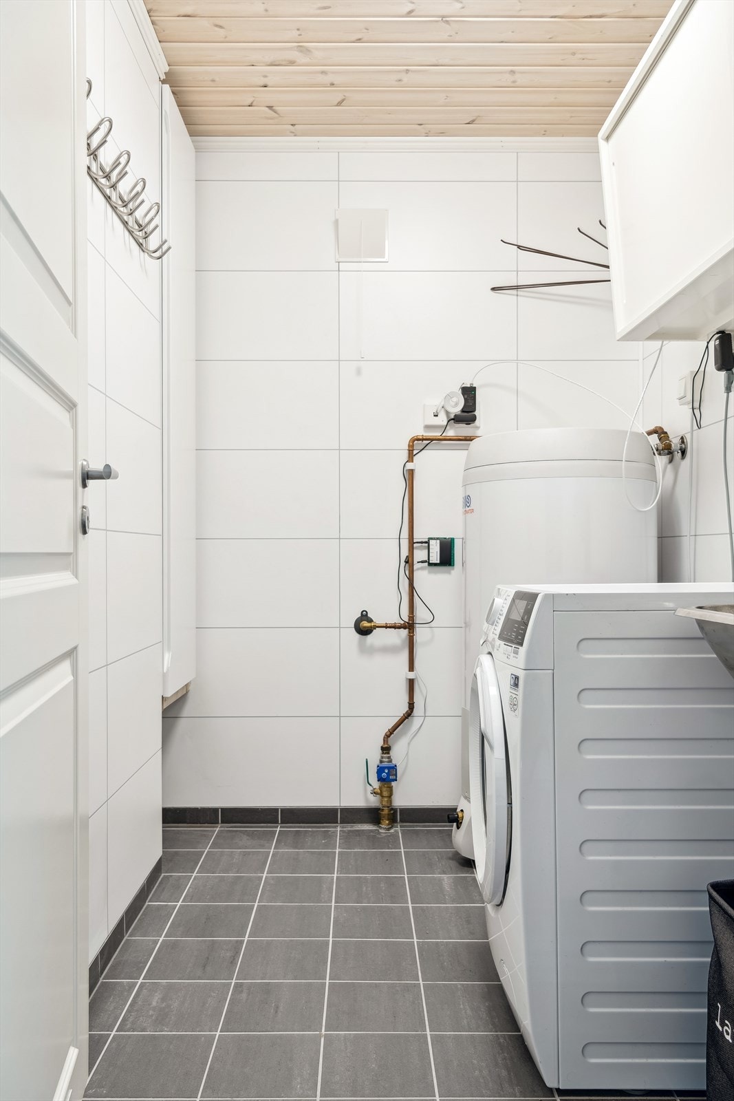 vaskerom med flislagt gulv og varmekabler - Opprinnelig godkjent som bod, men innredet med opplegg for vaskemaskin - Bruksendring er ikke søkt godkjent til kommunen Galleribilde