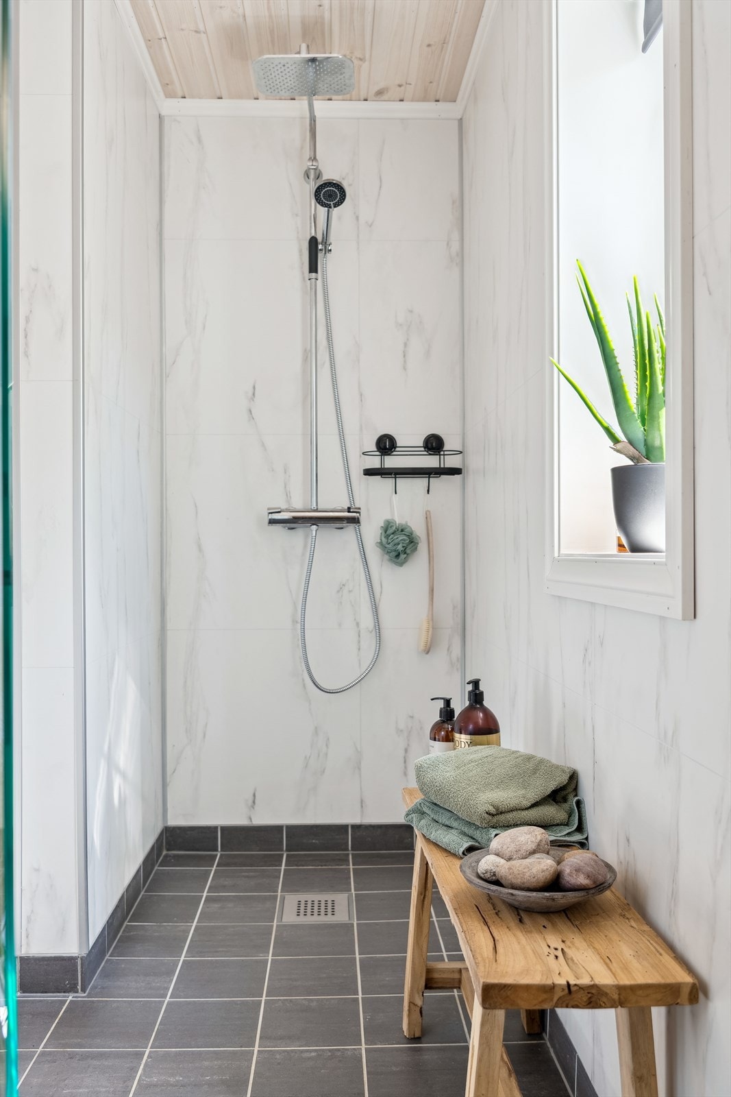 Egen dusjnisje med sluk Galleribilde