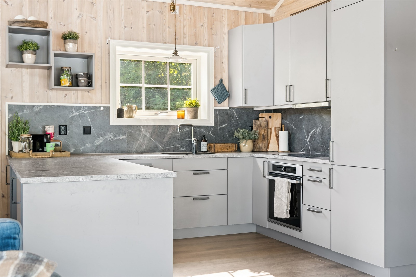 Whirlpool integrerte hvitevarer - Montert komfyrvakt og lekkasjevarsler Galleribilde