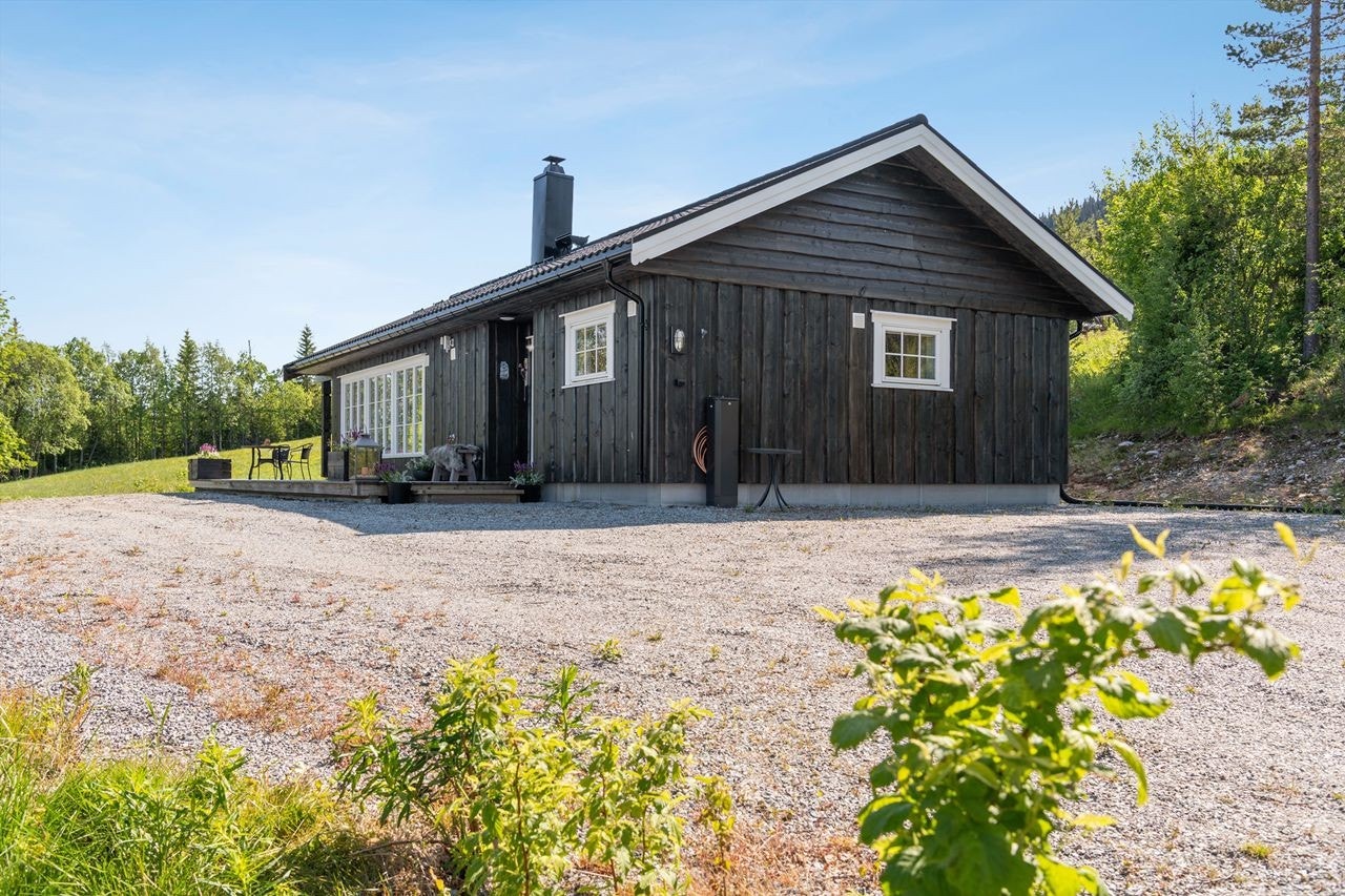 God plass for flere kjøretøy samt båtparkering på eget tun - Stor tomt på nesten 1,3 mål - Det er tillatt med påbygg på ca. 9 kvm, men det er ikke tillatt å sette opp anneks Galleribilde