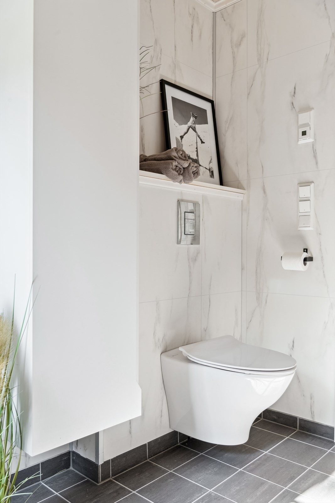 Toalett med innebygget cisterne med etablert overløp til baderomsgulv Galleribilde