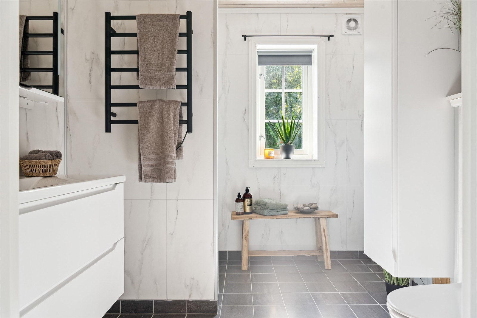 Romslig bad med flislagt gulv og elektriske varmekabler Galleribilde