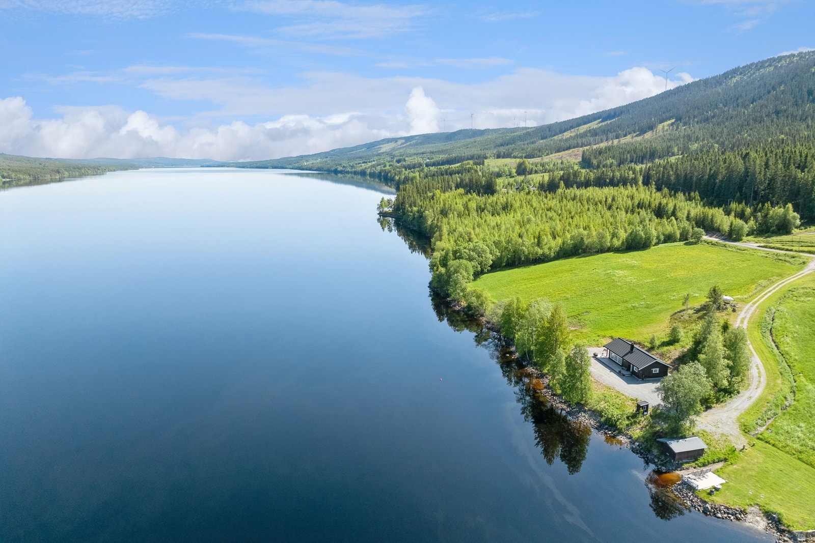 Lyngbakken hyttefelt, som ligger på andre siden av veien, skal etablere en felles grill-/badeplass ca. 200 m nord for eiendommen - Du er velkommen til å tegne medlemskap og benytte deg av felles goder Galleribilde