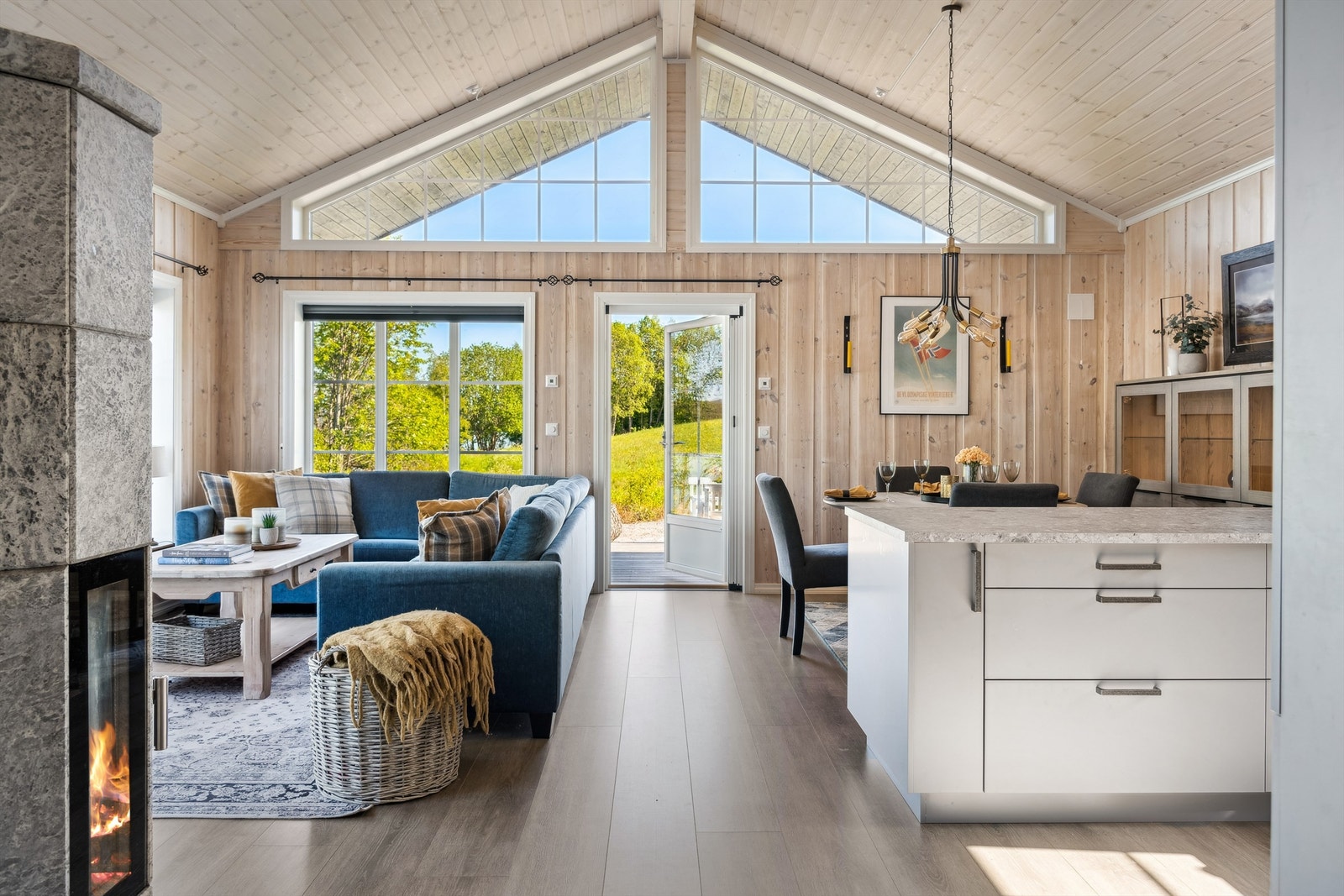 Stort flott allrom med stue, spiseplass og kjøkken Galleribilde