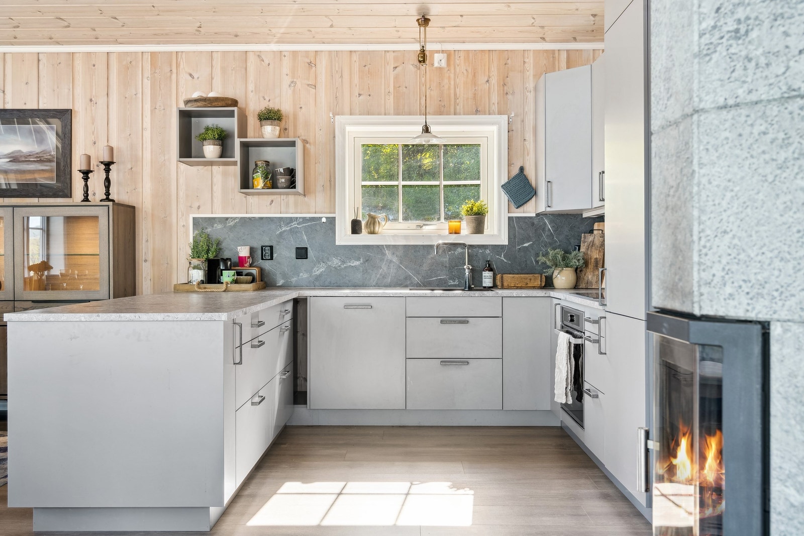 Moderne og raus kjøkkeninnredning Galleribilde