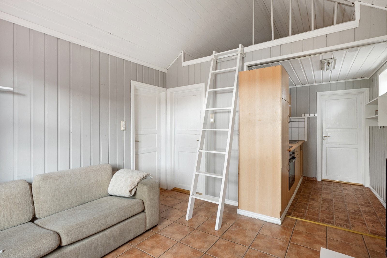 Det er åpent mellom stue/oppholdsrom i annekset - i fra stua er det også trapp opp til hems Galleribilde