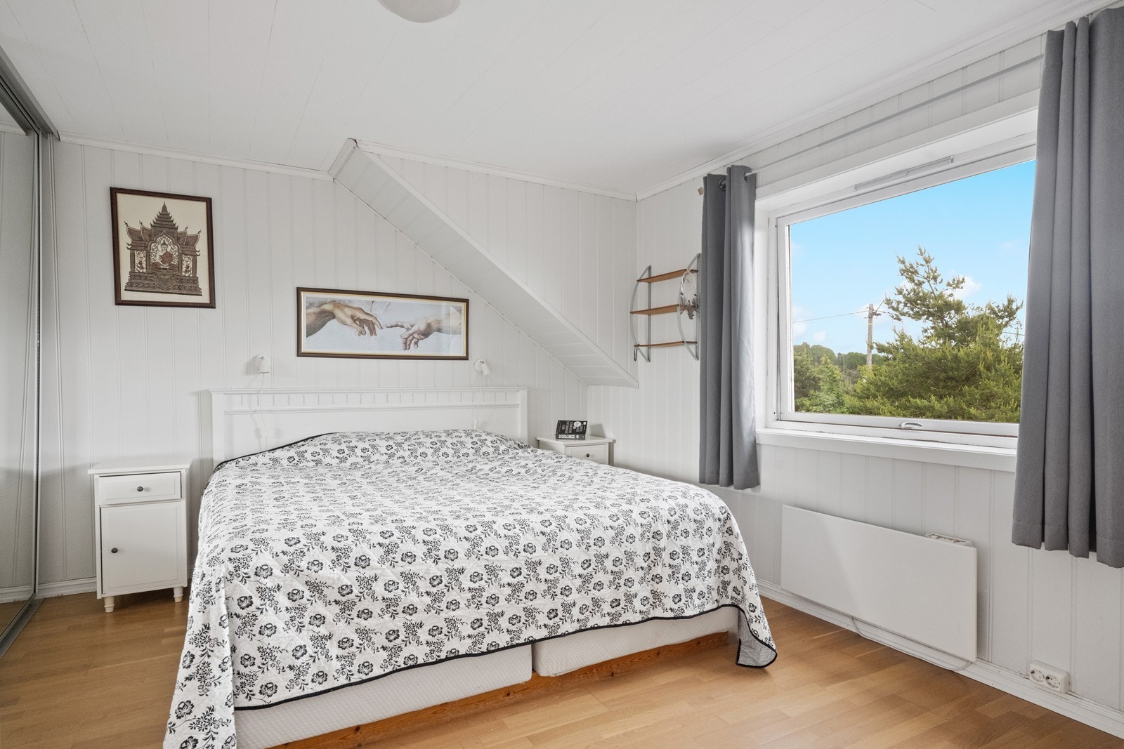 Soverom 2 i 2. etasje, med lyse overflater. Her er det god plass til dobbeltseng i tillegg til nattbord og småmøbler. Det er også montert en praktisk skyvedørsgarderobe med god lagringsplass Galleribilde