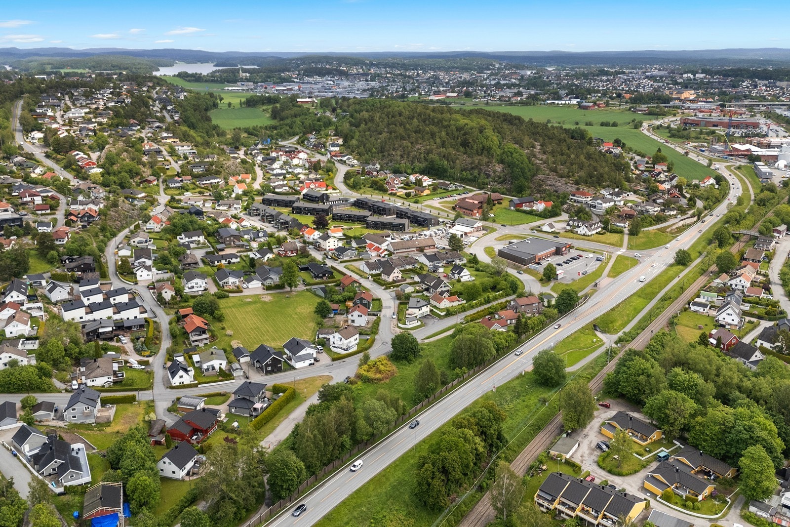 Det er kort vei til Coop Extra butikk og Amfi Borg kjøpesenter ligger like i nærheten Galleribilde