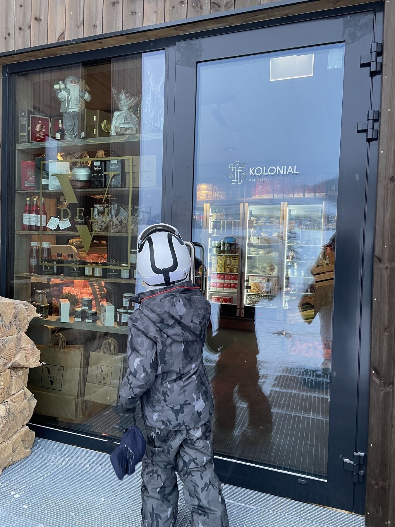 Velkommen til Deli Kvitfjell. Her får du kjøpt de deiligste delikatesser og lokalt kjøtt! Galleribilde