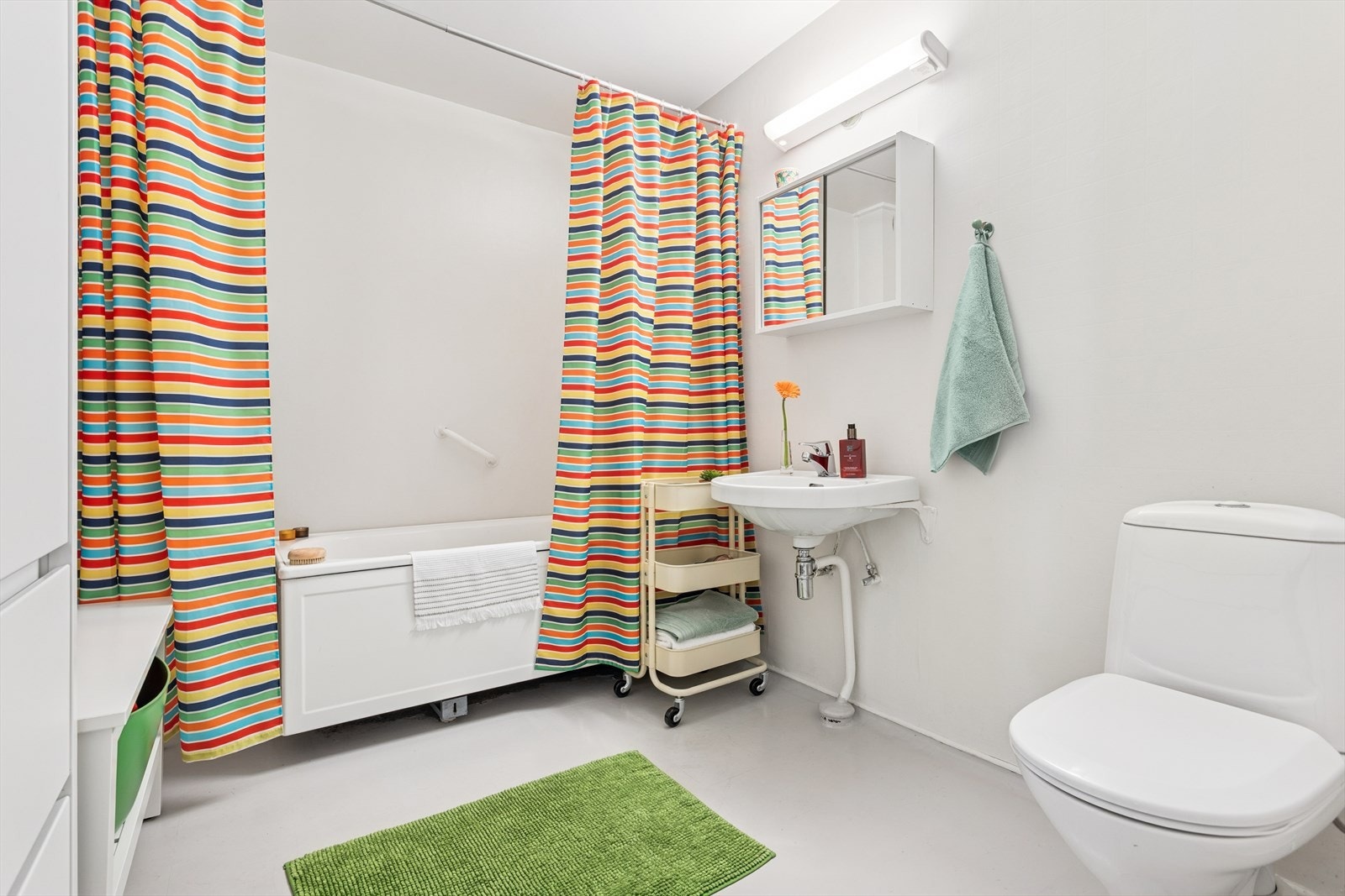 Badekar med avløpsrør direkte til opprinnelig støpejernsluk, klosett, servant og overskap med speilfront samt lysarmatur med stikkontakt. Galleribilde