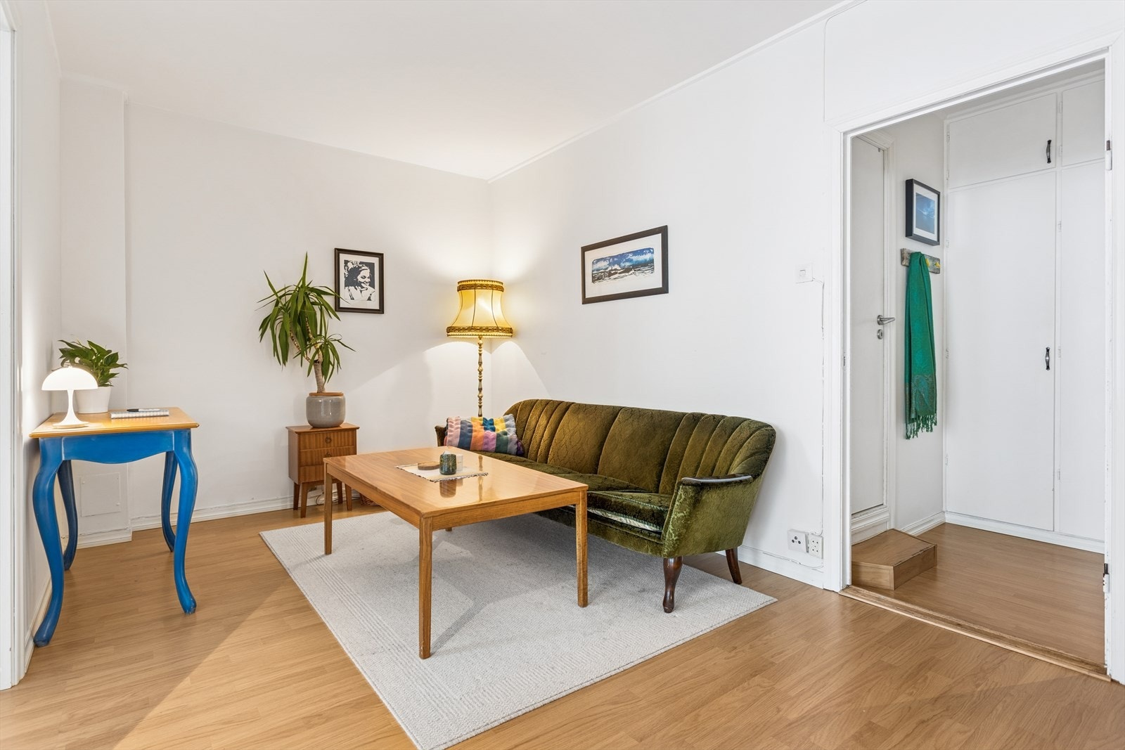 Boligen har en lys og romslig stue med god plass til møblering i flere soner. Galleribilde
