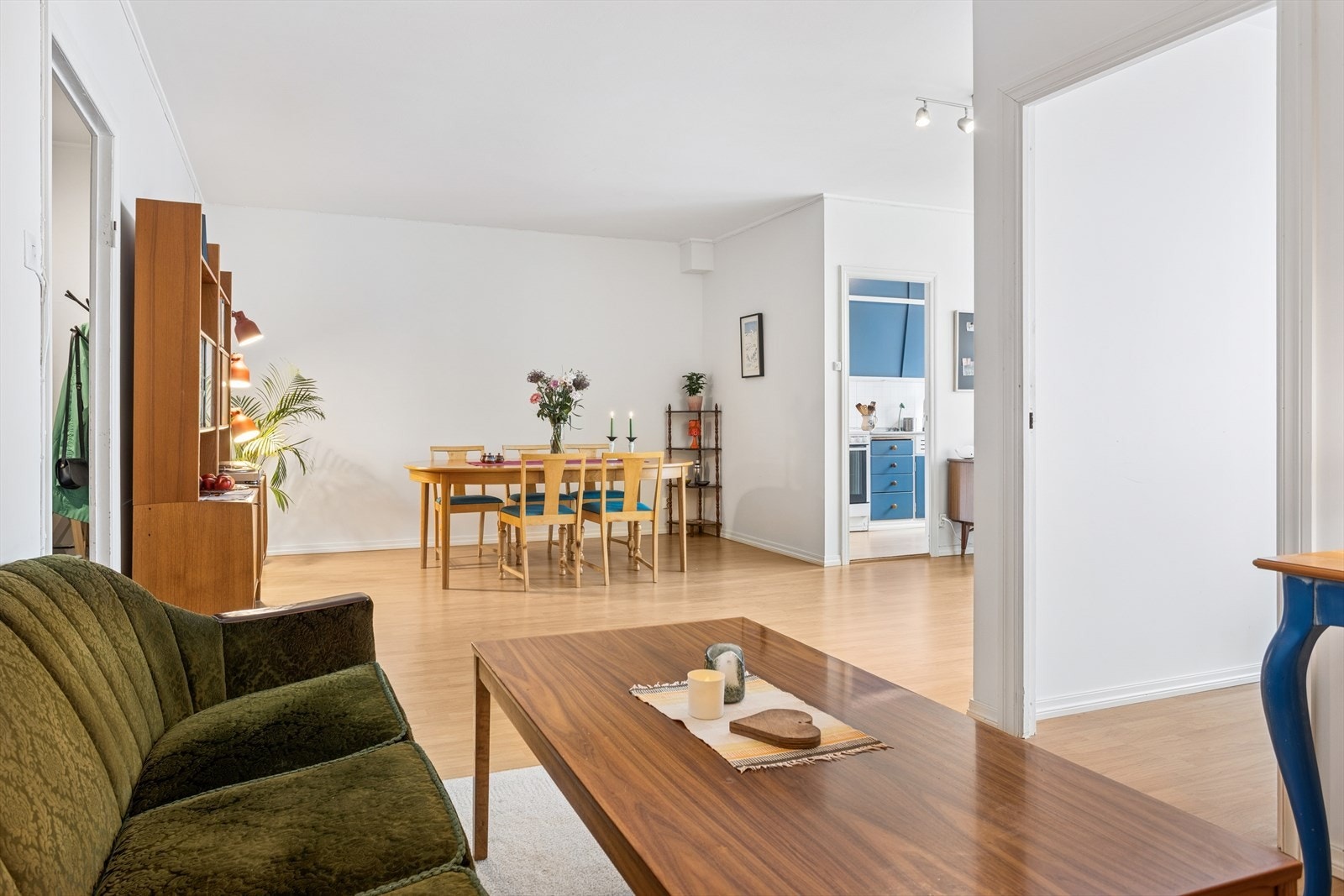 Stuen er romslig, og har god plass til både sofagruppe og spisebord. Galleribilde