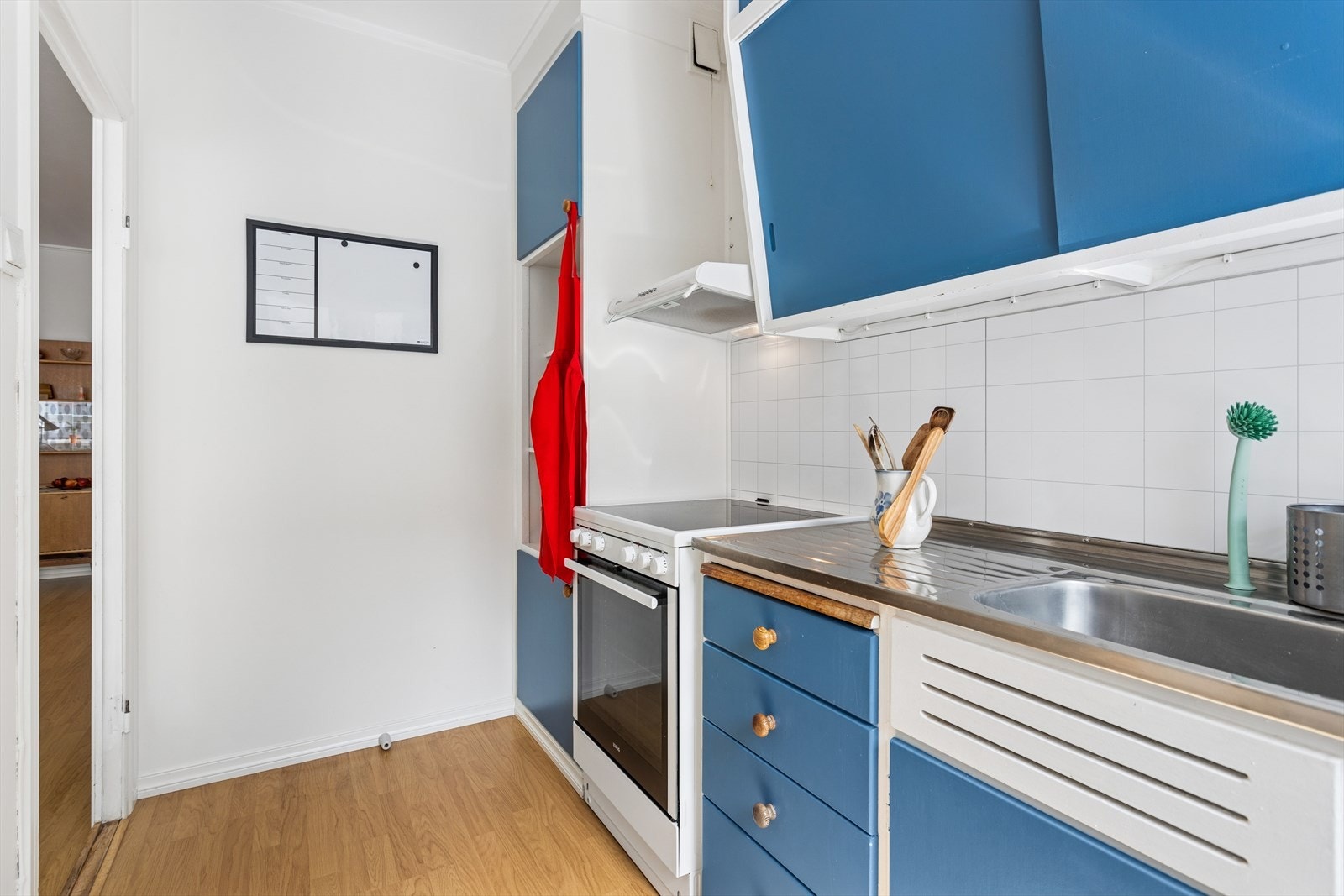 Kjøkkenet har en eldre, men funksjonell plassbygget kjøkkeninnredning. Galleribilde