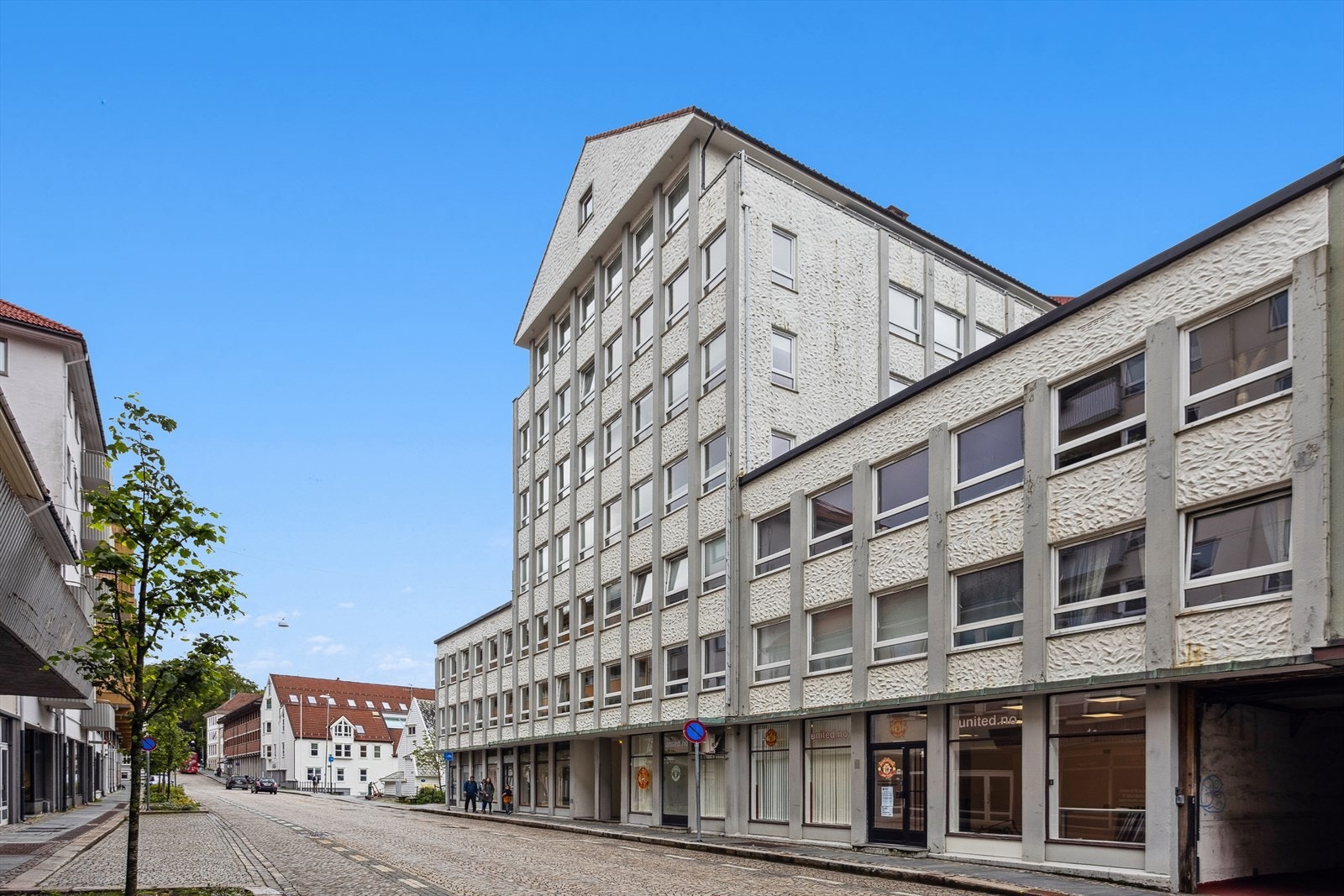 Nabolaget består hovedsakelig av klassiske bygårder og leilighetsbygg, noe som gir en sjarmerende og autentisk følelse. Galleribilde