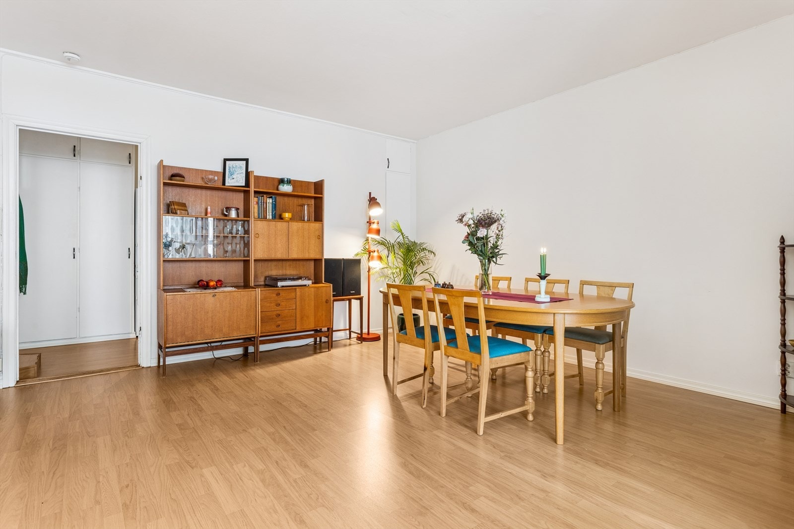 Stuen har flere møbleringsmuligheter. Galleribilde