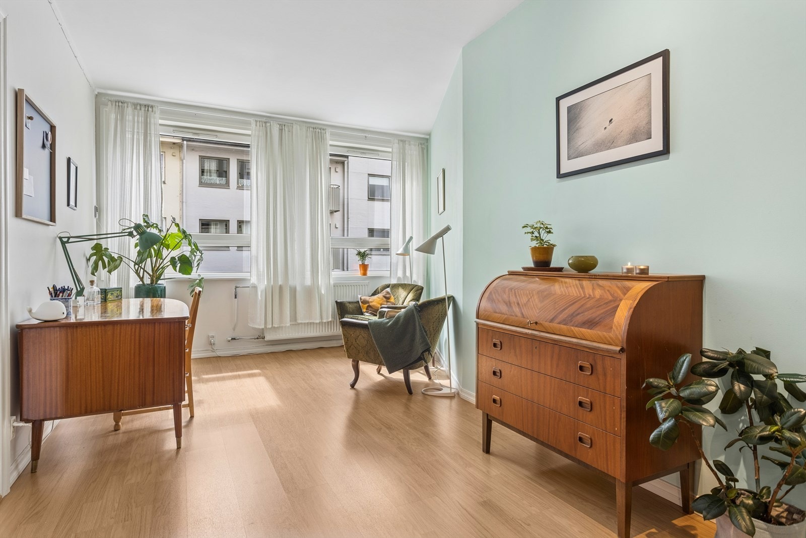 Stuen har gode lysforhold fra vinduene i front. Galleribilde