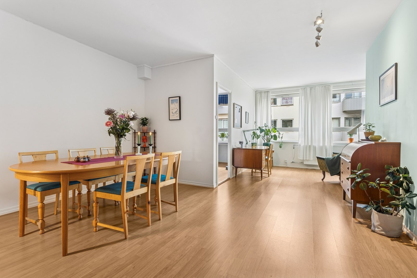 Det er lyse vegger og laminat på gulvet. Galleribilde