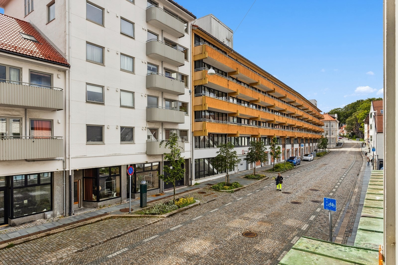 Strandgaten 225 ligger i et av Bergens mest ettertraktede områder, Nordnes, kjent for sin rolige og etablerte atmosfære. Galleribilde