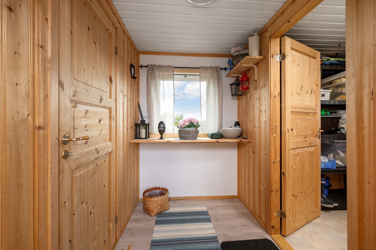 Fra annekset med dør inn til boden og adkomst til gjesterommet. Galleribilde