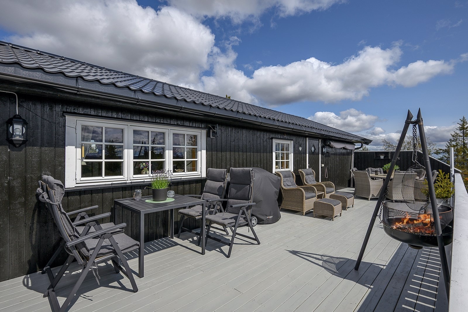 Verandaen er stor og det er gode møblleringsmuligheter. Et ypperlig sted å slappe av etter en dag på tur i fjellheimen. Galleribilde