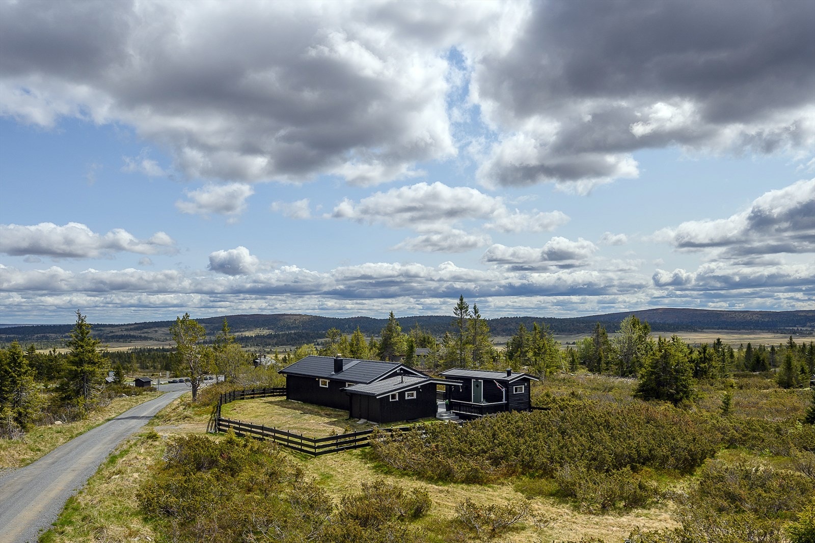 Elgåsen er et veletablert hytteområde, ca 5-6 km innenfor Sjusjøen. Galleribilde