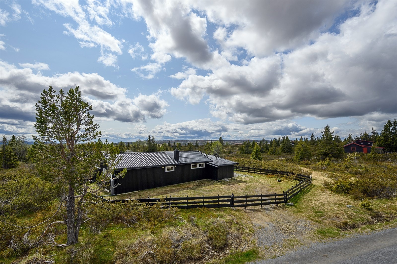 Hytta ligger med enkel adkomst og har helårsvei og innlagt strøm. Vann hentes i vannpost. Galleribilde