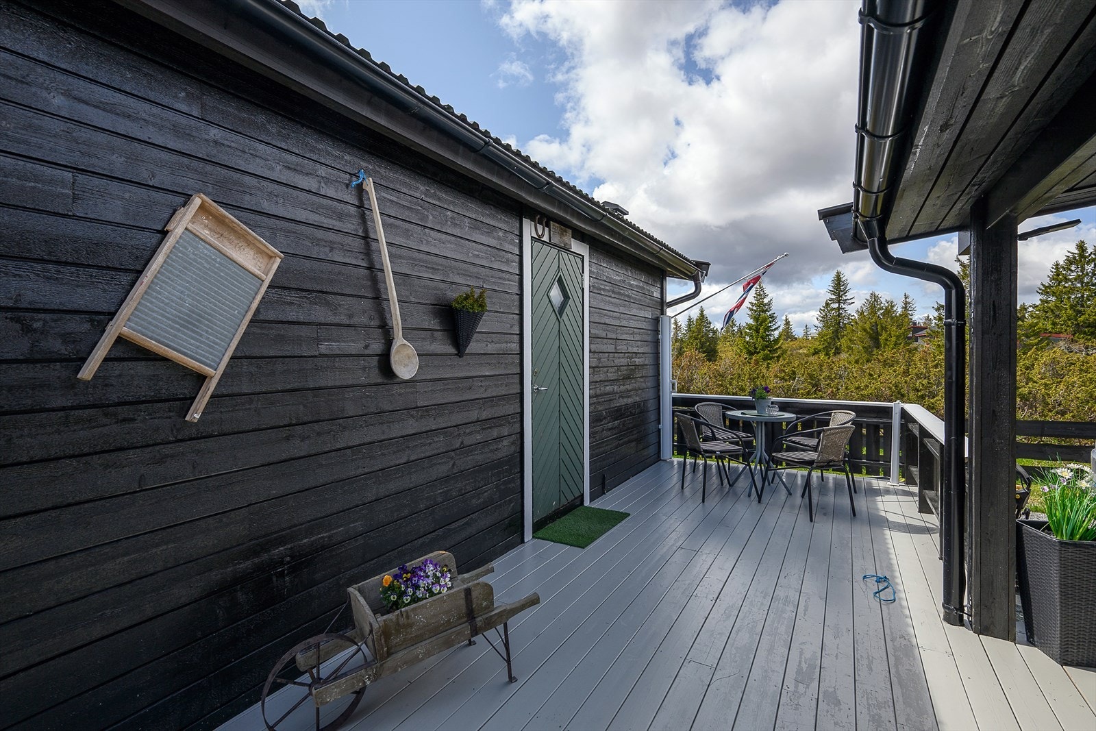 Hytta har et eget anneks med bod. Annekset er forbundet med hytta via verandaen noe som gir enkel adkomst byggene i mellom. Galleribilde