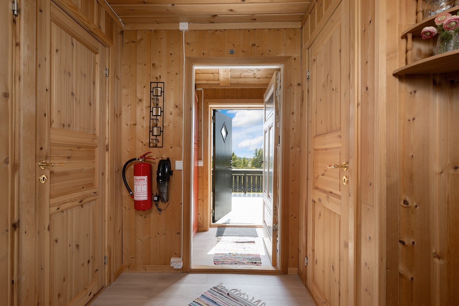 Utgang til verandaen også fra kjøkkenet, via et lite vindfang. Galleribilde