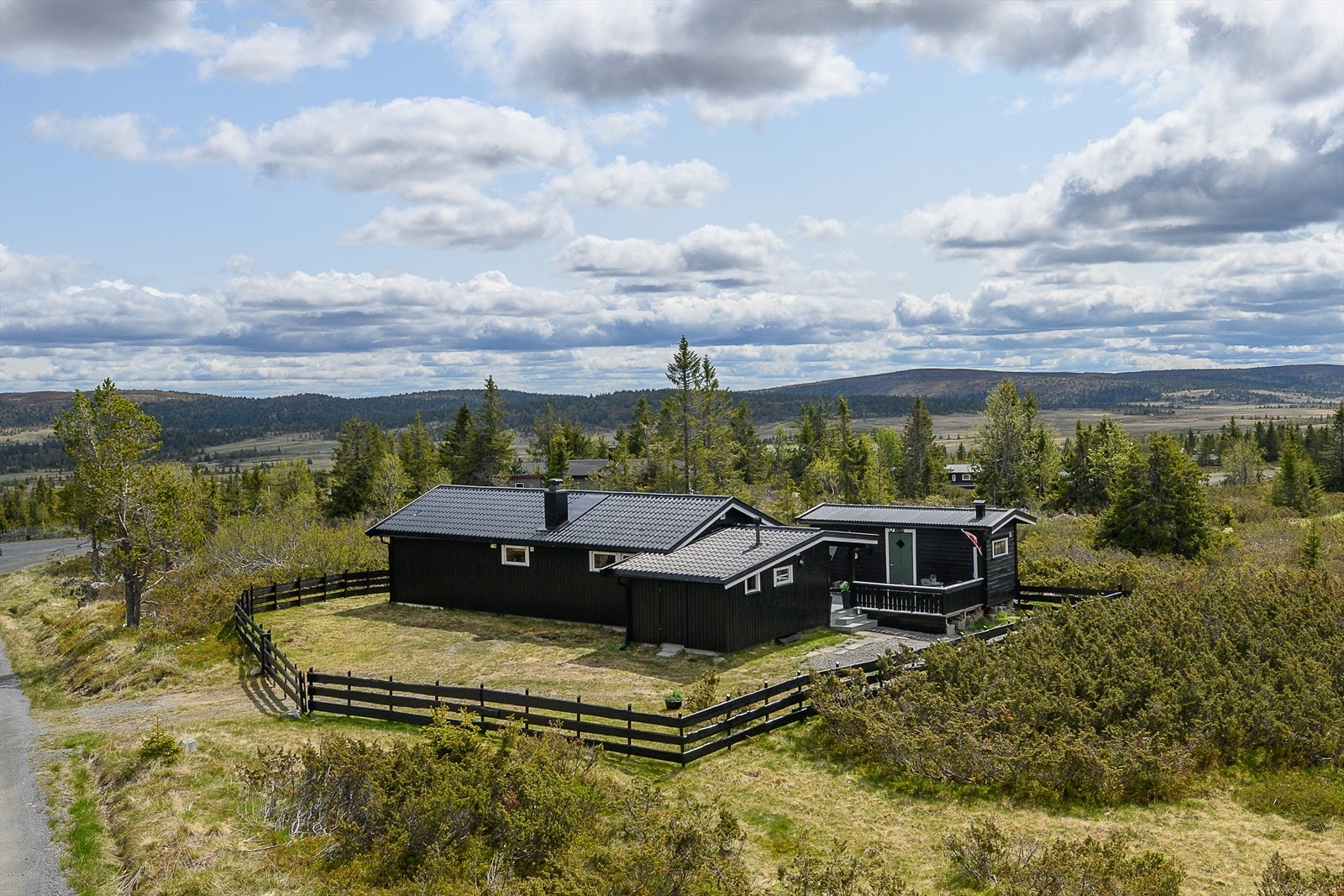 Hytta har et inngjerdet uteområde på adkomstveien. Naturtomt og gressbakke. Eiendommen har et ypperlig utgangspunkt for turer, sommer som vinter. Oppkjørte skiløyper går rett i nærheten. Flotte turstier tilgjengelig rett utenfor døra. Galleribilde