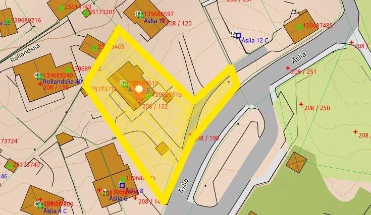 Eiendommen har stor tomt og ligger i ett fortettingsområde Galleribilde