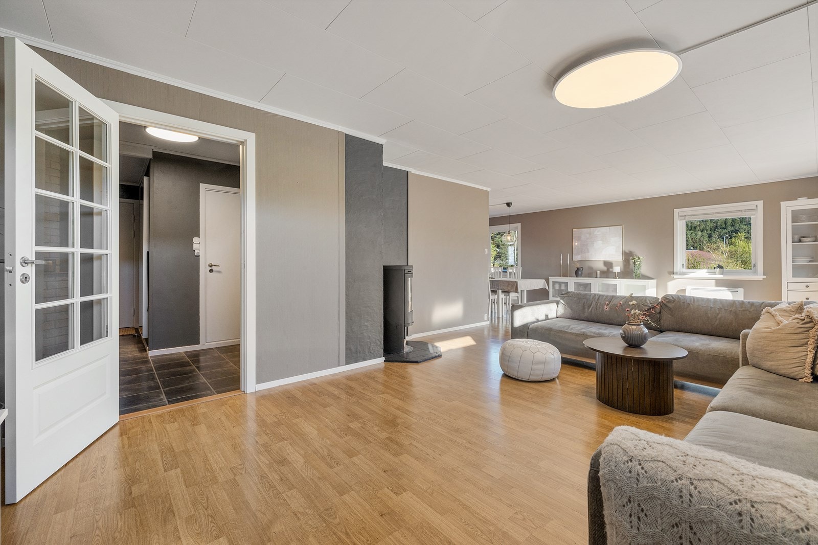 Boligen har en åpen stue/kjøkken løsning og rommet måler hele 55,6 m². Galleribilde