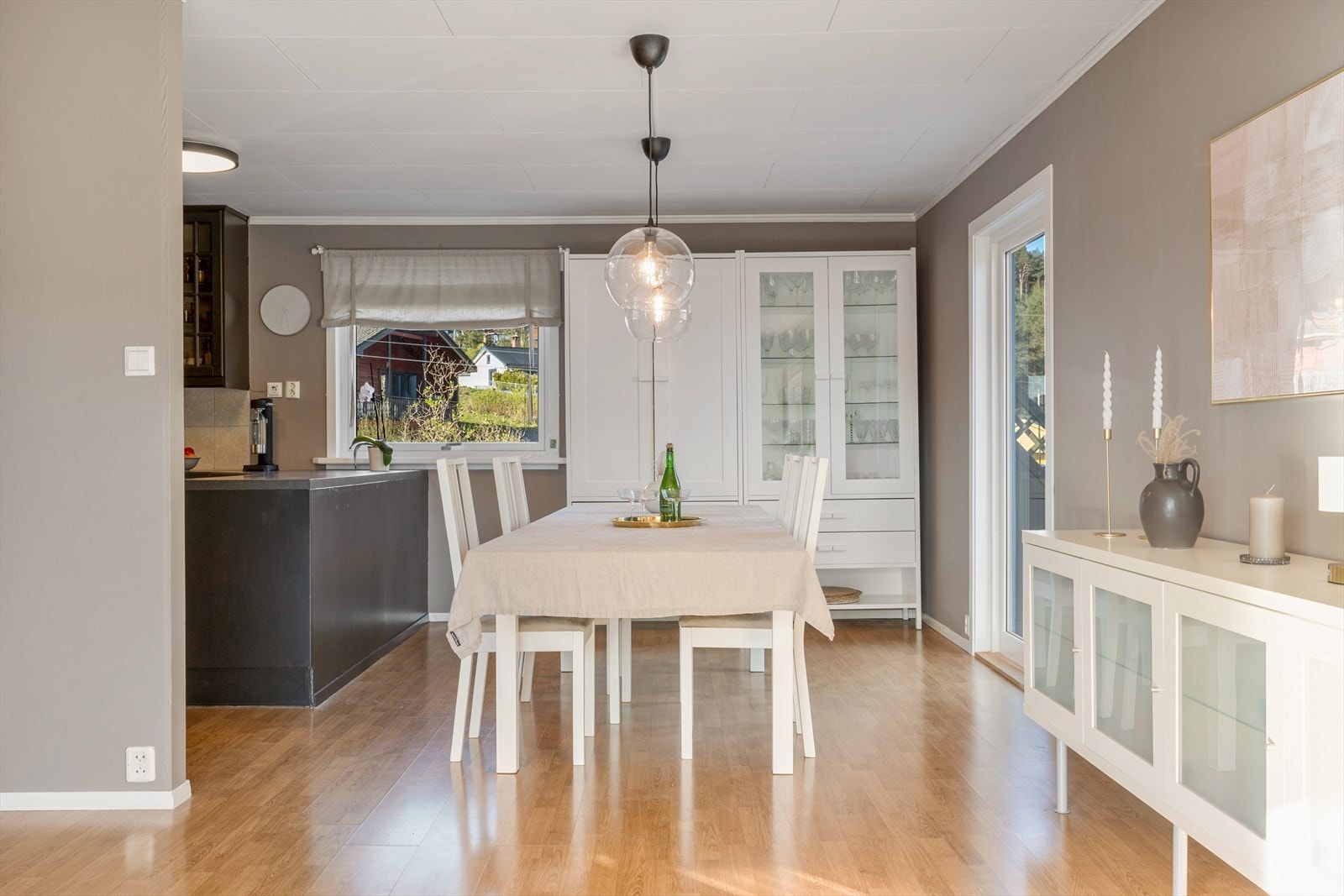 God plass til et stort spisebord slik at man kan invitere gjester over. Galleribilde