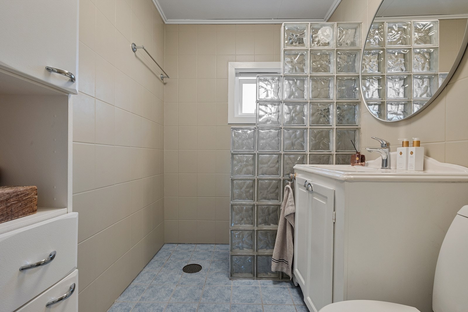 Badet i hovedetasjen er helfliset med varmekabler. Galleribilde